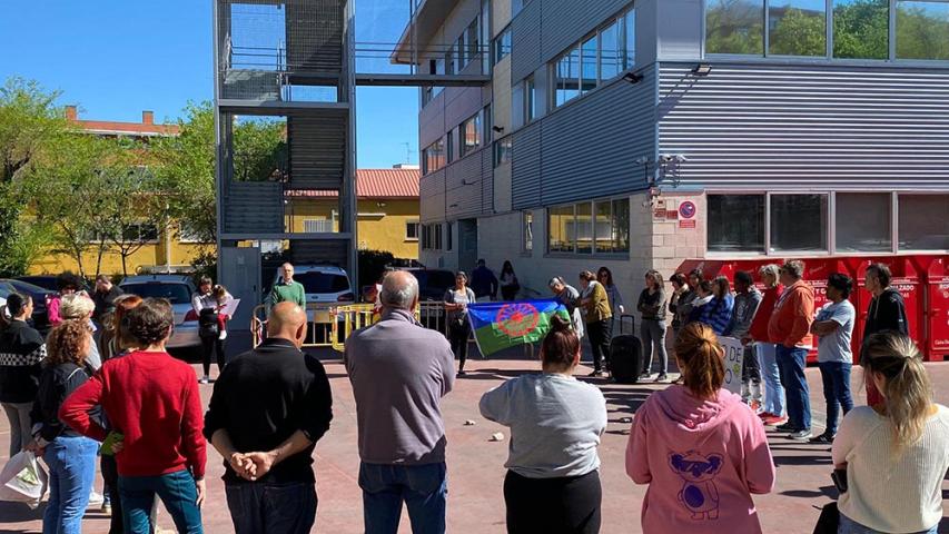 circulo de silencio conmemorando el dia mundial del pueblo gitano