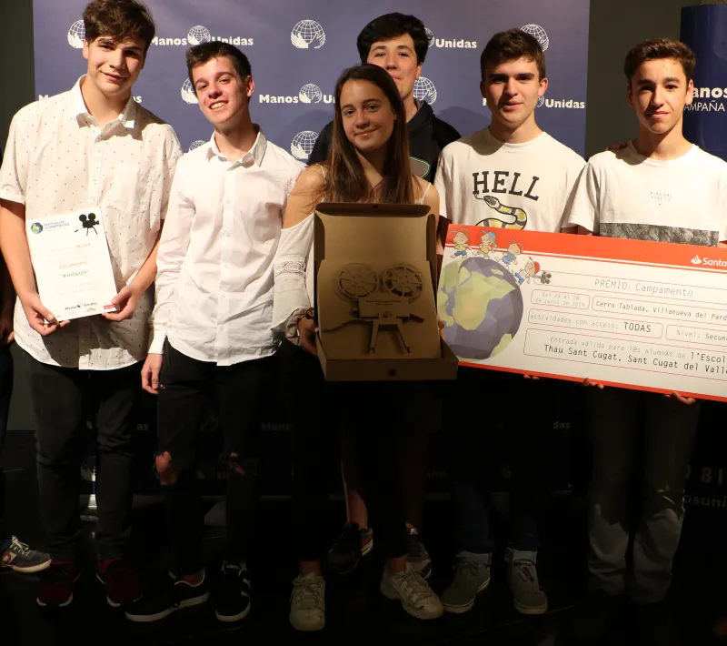 Los alumnos ganadores con el clipmetraje #Ahogada