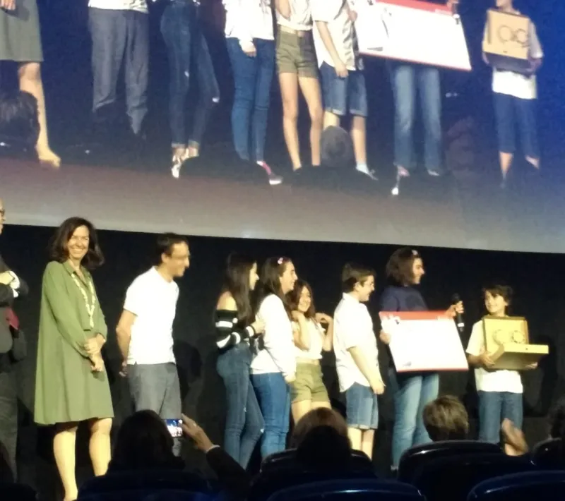 Alumnos junto con la Presidenta de Manos Unidas en la gala de clipmetrajes