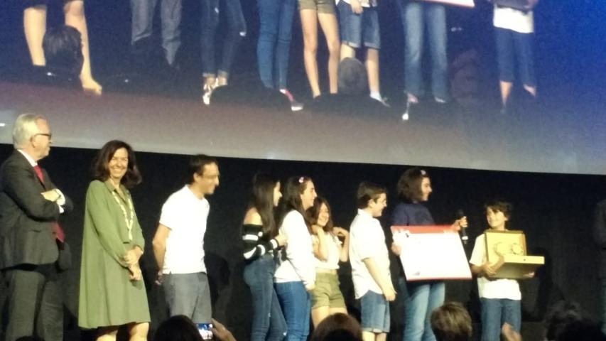 Alumnos junto con la Presidenta de Manos Unidas en la gala de clipmetrajes