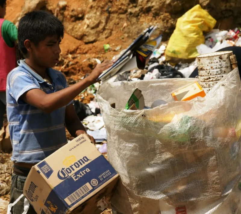 Niños recolectando basura en Guatemala