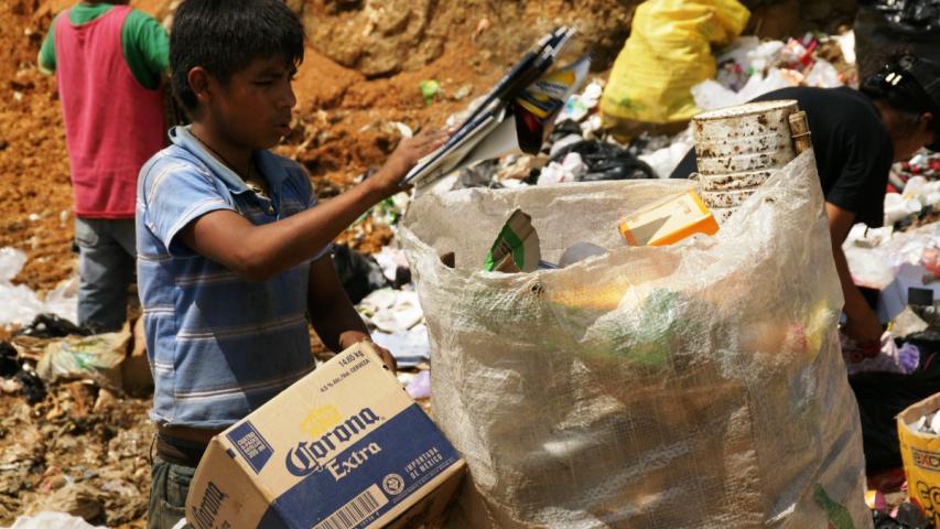 Niños recolectando basura en Guatemala