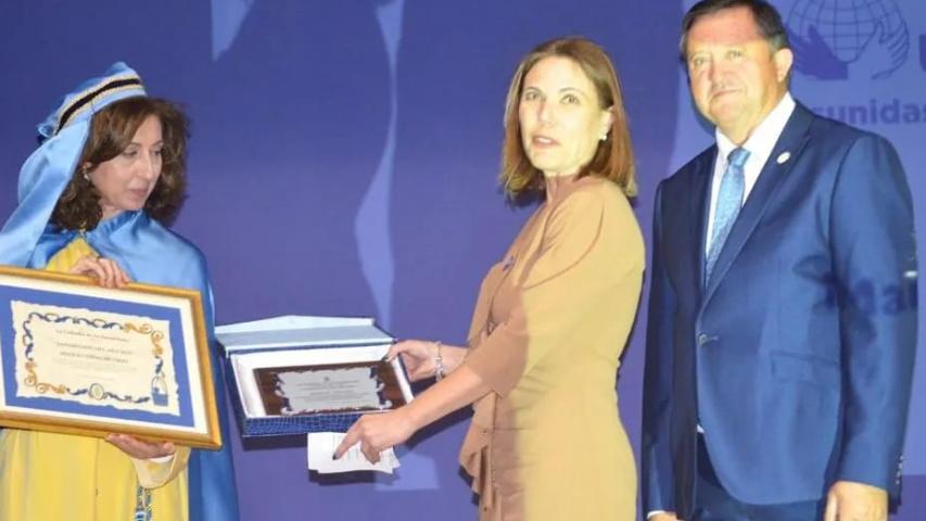 cogiendo la placa