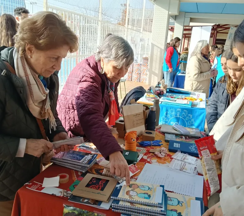 Voluntarias de Manos Unidas Madrid en el Dia de la Solidaridad del colegio El Valle Las Tablas