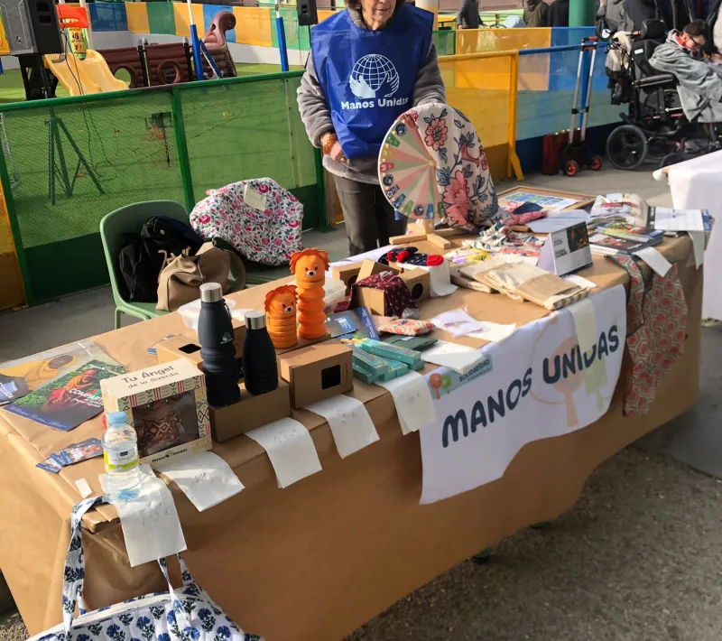 Voluntaria de Manos Unidas Madrid en el Dia de la Solidaridad del colegio El Valle Sanchinarro