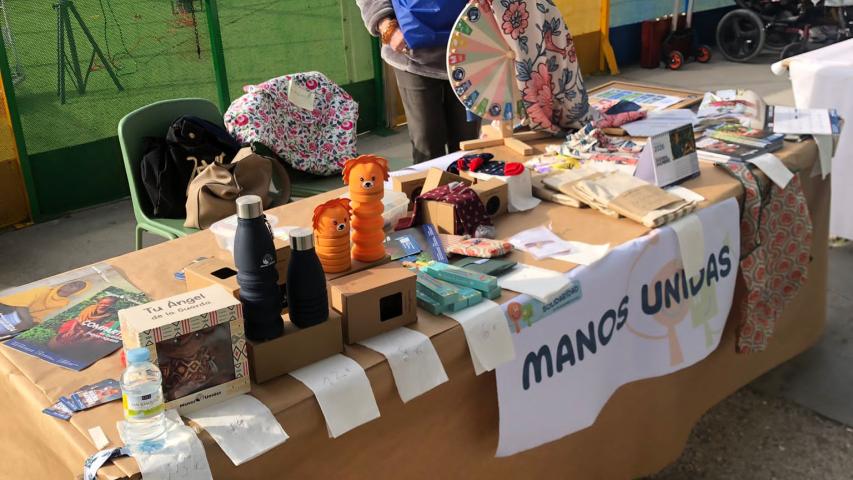 Voluntaria de Manos Unidas Madrid en el Dia de la Solidaridad del colegio El Valle Sanchinarro