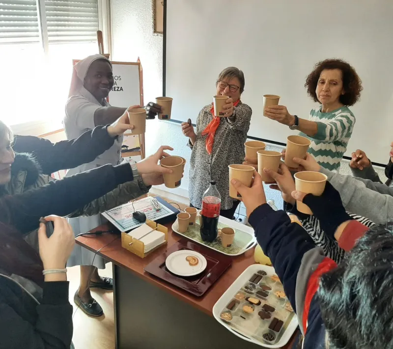 Los alumnos del colegio María Inmaculada Fuencarral y voluntarios de Manos Unidas celebran el éxito de la campaña 2024