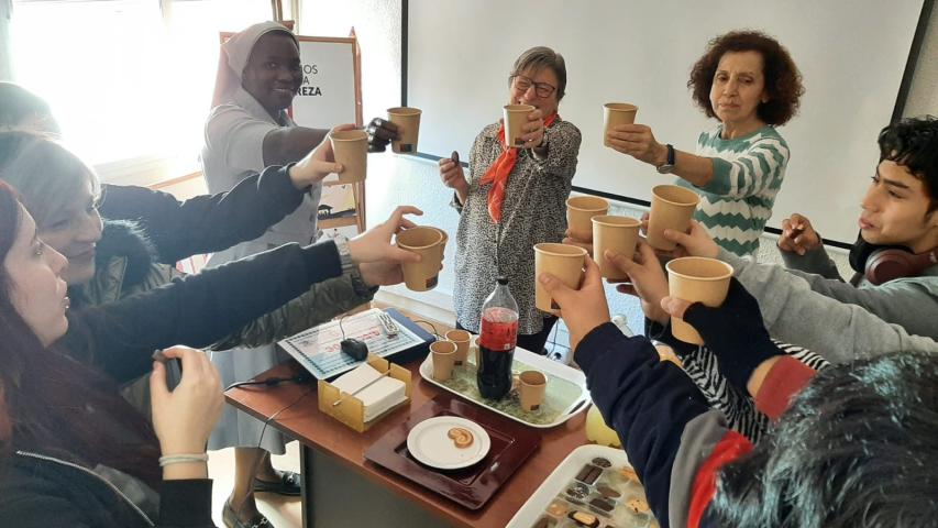 Los alumnos del colegio María Inmaculada Fuencarral y voluntarios de Manos Unidas celebran el éxito de la campaña 2024