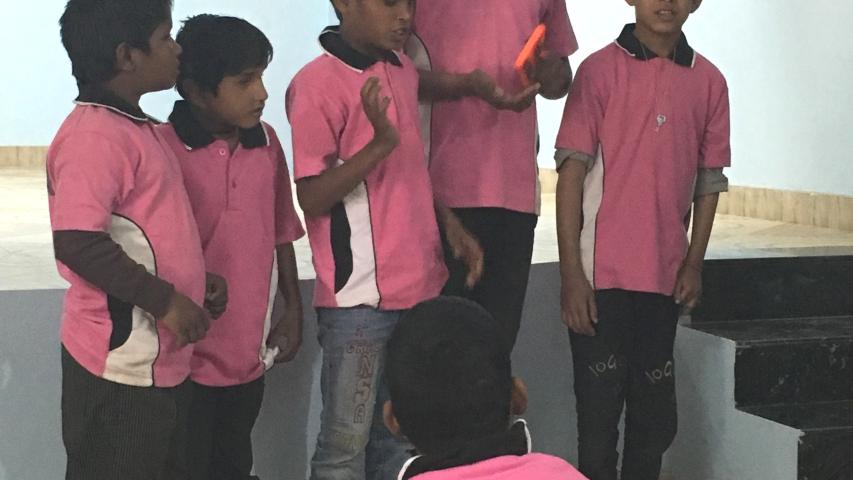 Los niños internos tienen entre 5 y 14 años, 40 son sordomudos, 8 son ciegos y 8 tienen alguna disfunción psíquica.