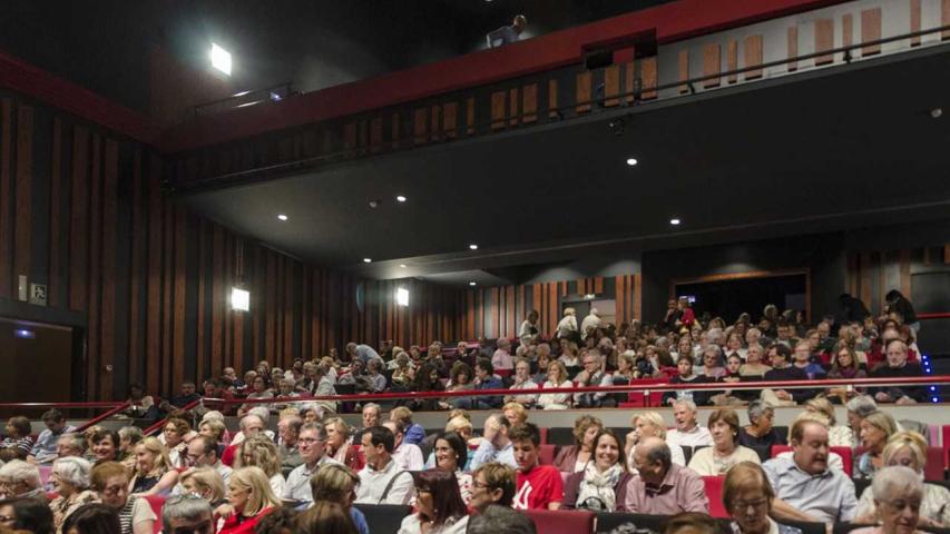 El público entusiasmado participó en el concierto