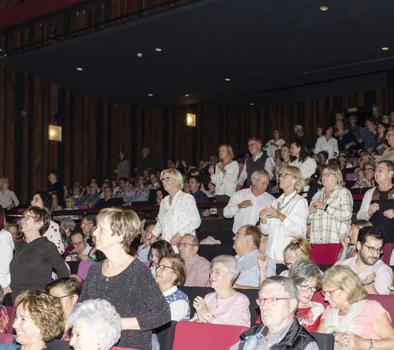 El público entusiasmado participó en el concierto