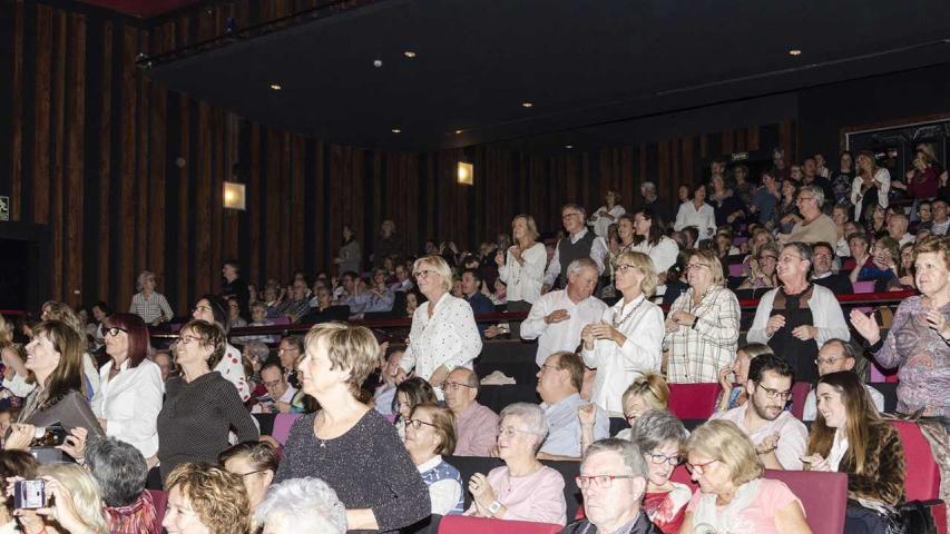 El público entusiasmado participó en el concierto