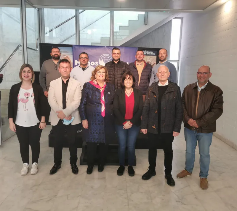 Las voluntarias de la comarcal de Catarroja de Manos Unidas Valencia, con representantes del Ayuntamiento, entre ellos el alcalde, Javier Monzó.