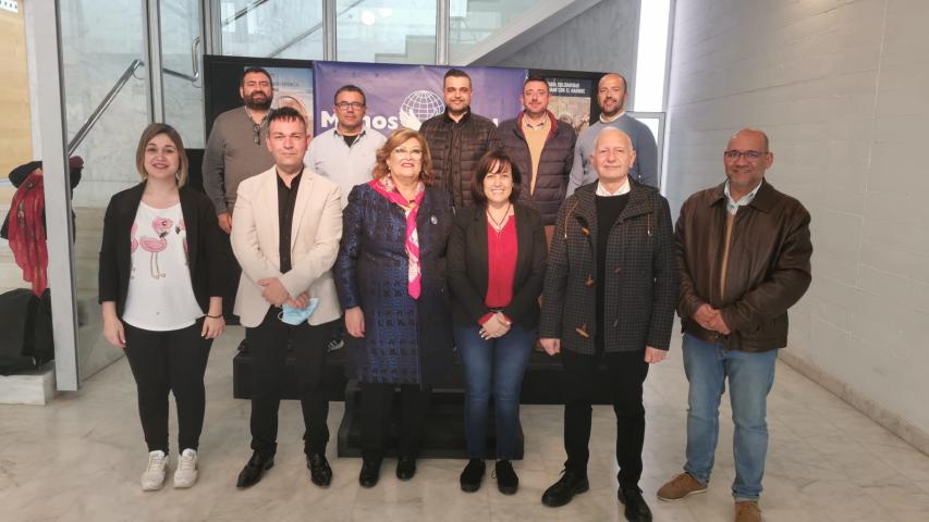 Las voluntarias de la comarcal de Catarroja de Manos Unidas Valencia, con representantes del Ayuntamiento, entre ellos el alcalde, Javier Monzó.