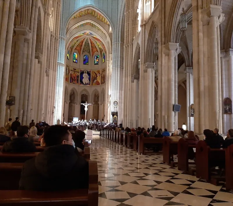 Concierto del coro Mansil Nahar en la catedral de la Almudena a beneficio de Manos Unidas