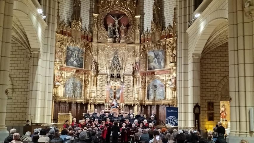 Concierto de la coral Ciudad de los Poetas en la parroquia de la Santa Cruz a favor de Manos Unidas