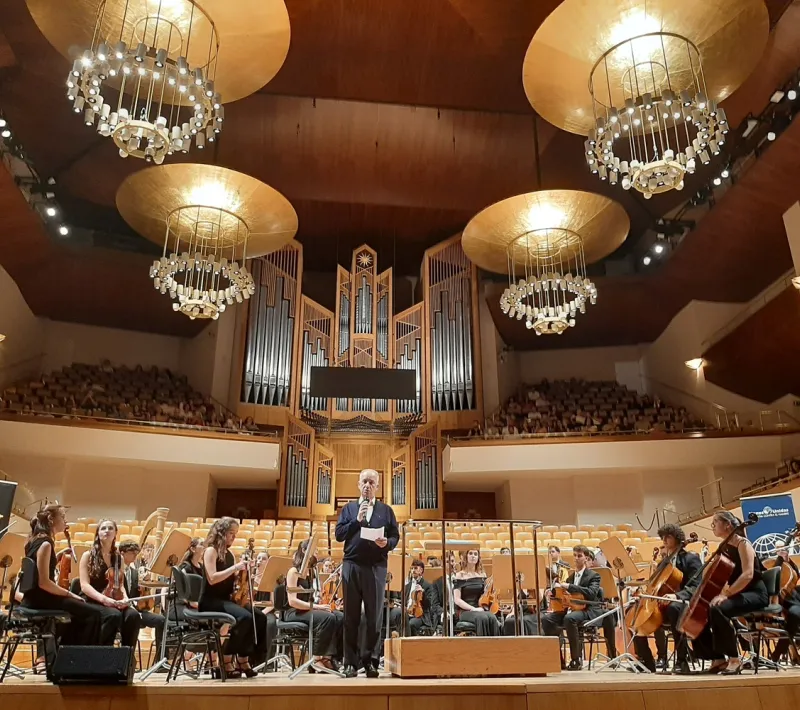 VIII concierto Voces Unidas de la orquesta de la JMJ a favor de Manos Unidas. Delegado de MU Madrid