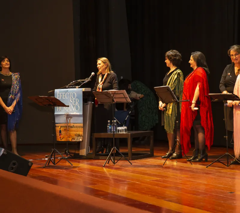 consuelo hablando coro