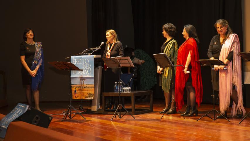 consuelo hablando coro