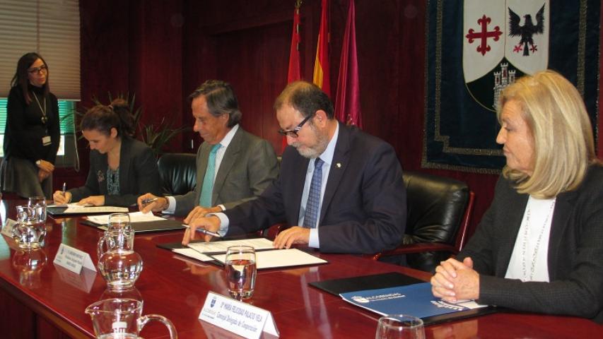 Firma de convenio de Ayto Alcobendas con Manos Unidas Madrid