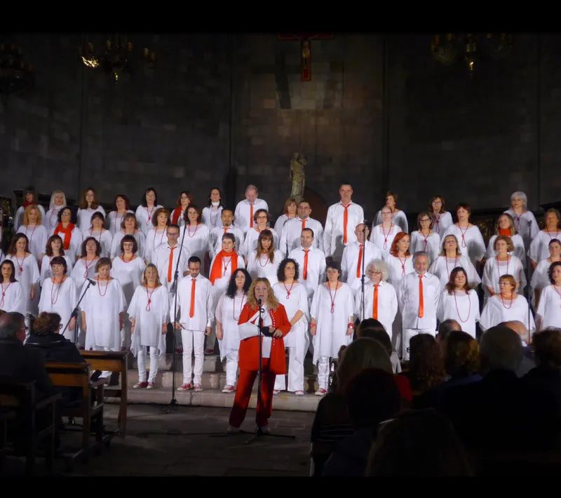 La directora del Cor Carlit Gospel, Anna Roqué, se dirige al público asistente