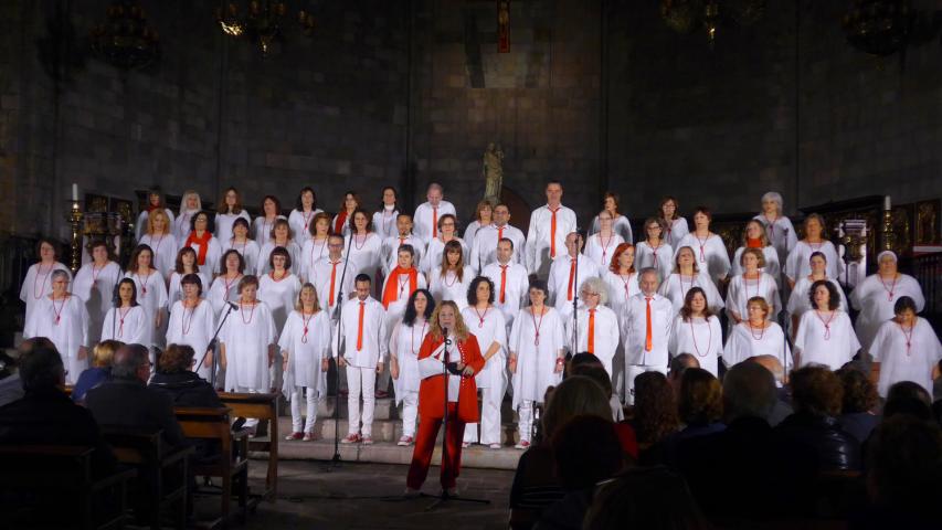 La directora del Cor Carlit Gospel, Anna Roqué, se dirige al público asistente