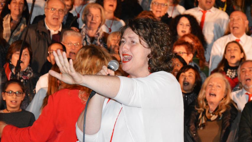Momento en que el público se unió al Cor Carlit para cantar