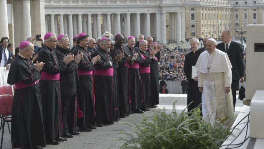 D. Carlos Escribano, obispo consiliario de Manos Unidas, entre los obispos que reciben al Papa. Foto: Foto: Vatican News