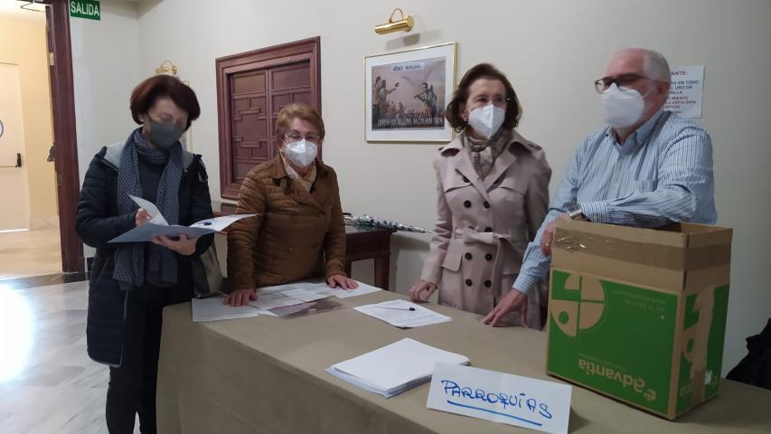 Reparto de información a los representantes de parroquias.