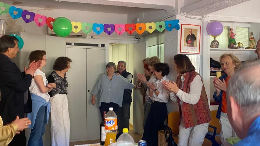 Pilar llega por sorpresa a su despedida tras 6 años de delegada de Manos Unidas Madrid