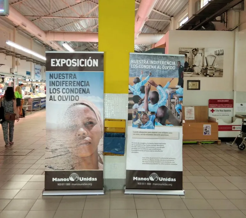 Exposición para sensibilizar contra las desigualdades en el Mercado de Sant Roc de Alcoi de la Campaña 63 de Manos Unidas.