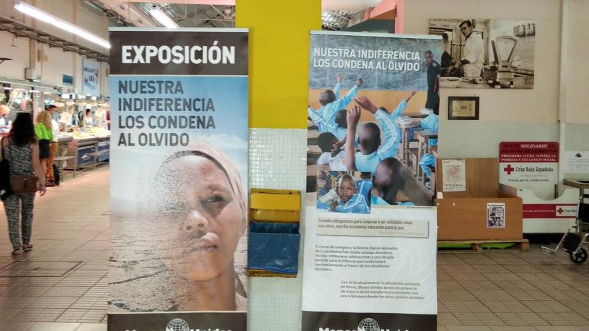 Exposición para sensibilizar contra las desigualdades en el Mercado de Sant Roc de Alcoi de la Campaña 63 de Manos Unidas.