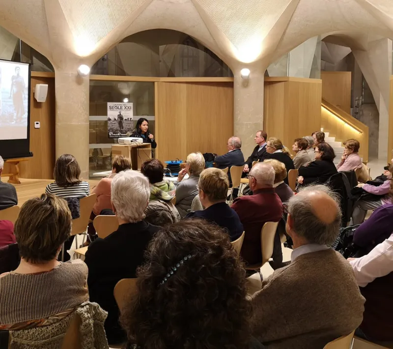 Diana Torres dando su testimonio vital