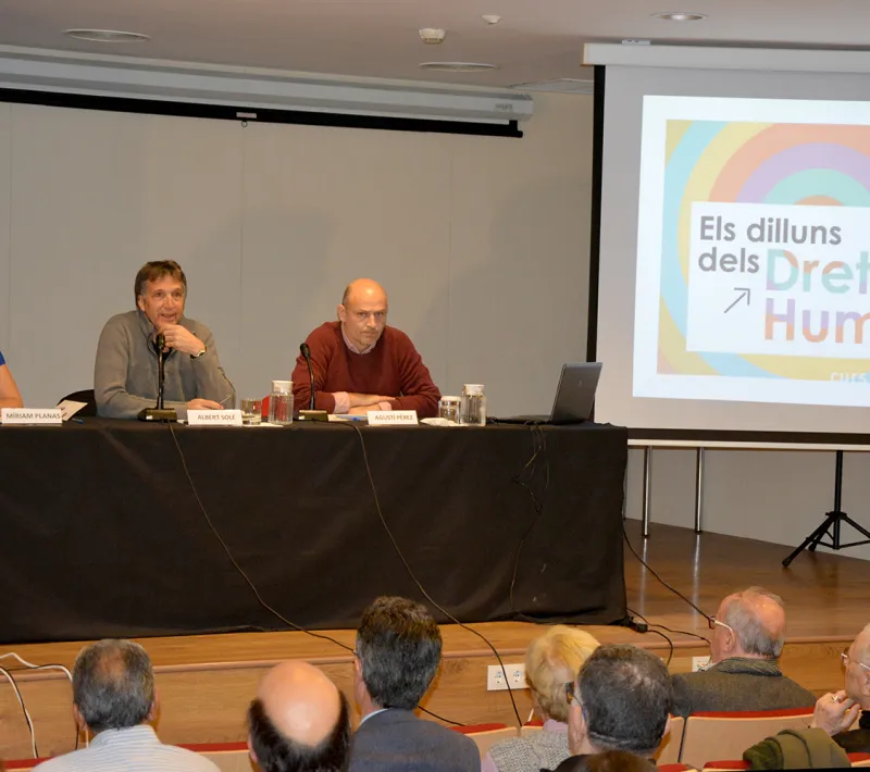 La sala de Cristianisme i Justícia se llenó para seguir la charla