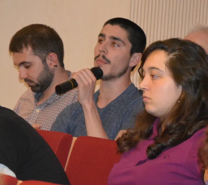 Un joven del público durante su intervención con una pregunta a los conferenciantes