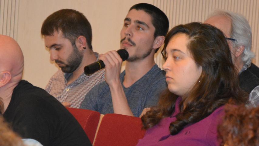 Un joven del público durante su intervención con una pregunta a los conferenciantes