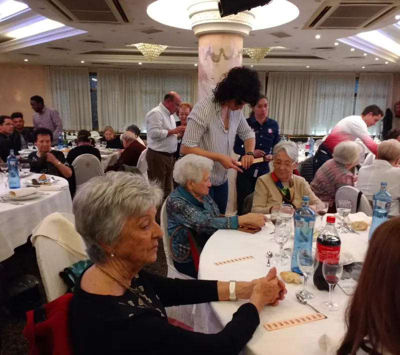 Asistentes a la comida solidaria en beneficio de Manos Unidas y Cáritas