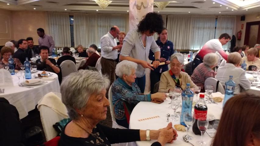 Asistentes a la comida solidaria en beneficio de Manos Unidas y Cáritas