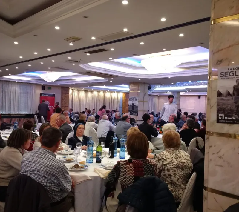 Asistentes a la comida solidaria en beneficio de Manos Unidas y Cáritas