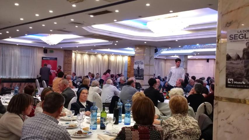 Asistentes a la comida solidaria en beneficio de Manos Unidas y Cáritas