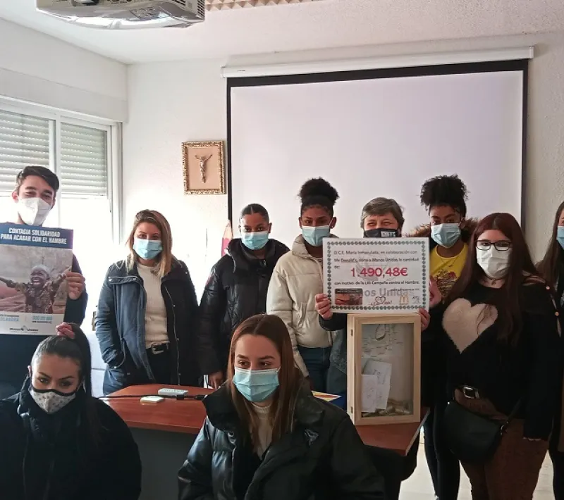 Los alumnos del centro educativo María Auxiliadora Fuencarral entregan
