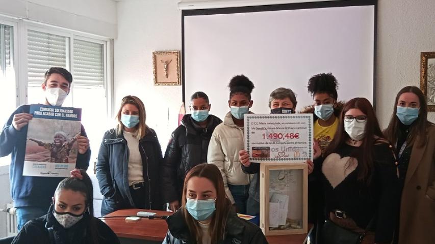 Los alumnos del centro educativo María Auxiliadora Fuencarral entregan