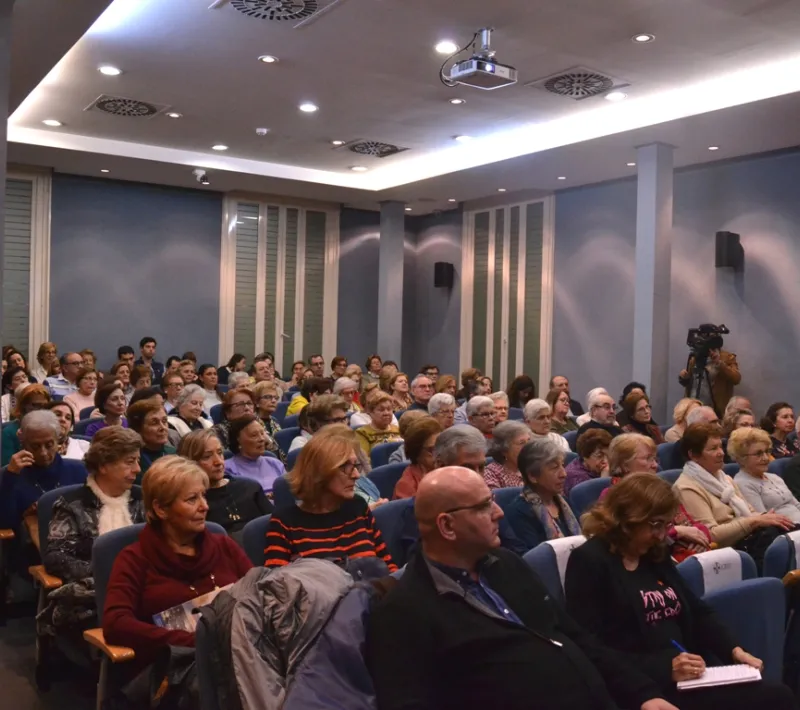 Asistentes a la presentación de campaña de  Manos Unidas Valencia "Quién más sufre el maltrato al planeta no eres tú"