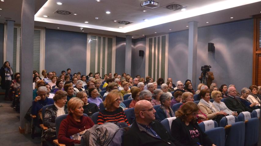 Asistentes a la presentación de campaña de  Manos Unidas Valencia "Quién más sufre el maltrato al planeta no eres tú"