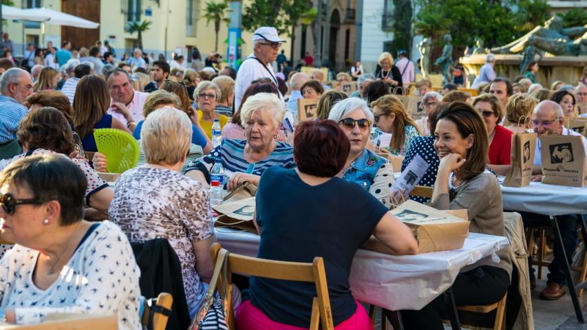 Cena del Hambre de 2019 en la Plaza de la Virgen. Manos Unidas Valencia.