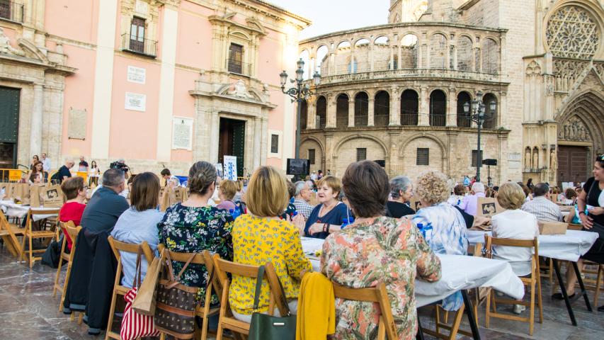 Cena del Hambre de 2019 en la Plaza de la Virgen. Manos Unidas Valencia.