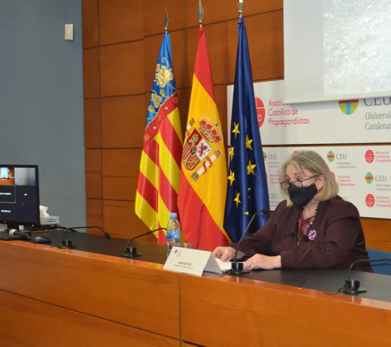 Ana Ruiz Ruiz, delegada de Manos Unidas Valencia, presentando la Exposición en el Palacio de Colomina.