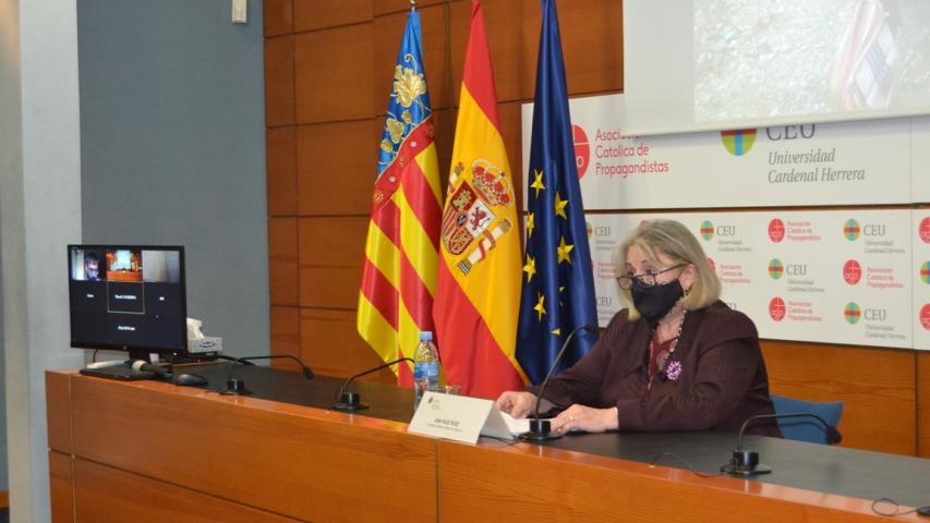 Ana Ruiz Ruiz, delegada de Manos Unidas Valencia, presentando la Exposición en el Palacio de Colomina.