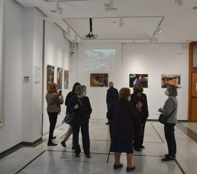 Asistentes a la inauguración de la exposición de Manos Unidas Valencia en el Palacio de Colomina CEU.