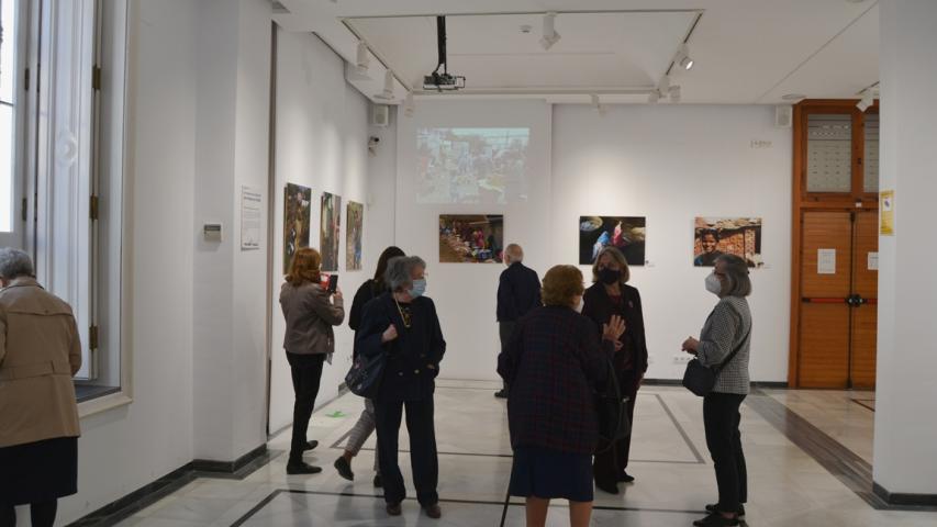 Asistentes a la inauguración de la exposición de Manos Unidas Valencia en el Palacio de Colomina CEU.